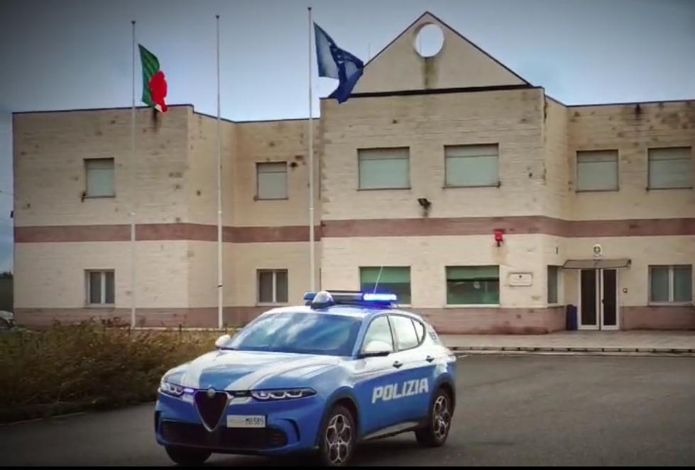 Controlli sulla S.S. 106 Jonica: fermato un veicolo con nove stranieri, conducente senza patente